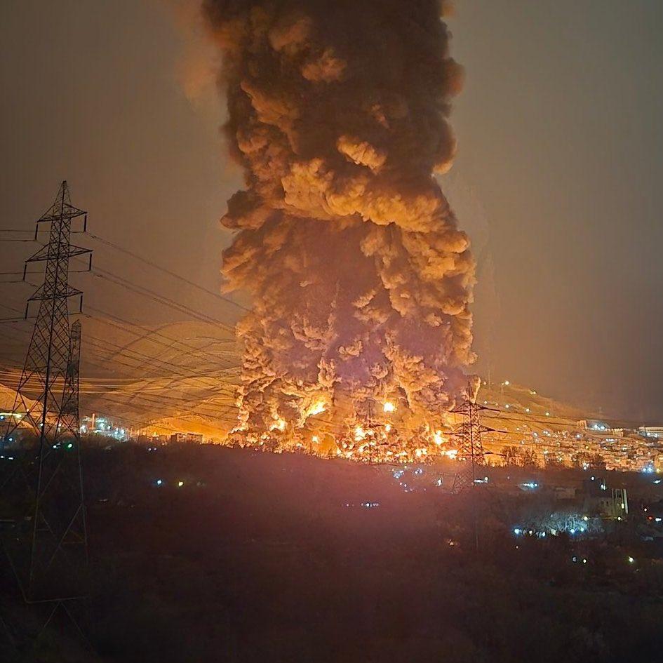 针对伊朗石油基础设施的首次袭击刚刚发生，位于德黑兰北部郊区的沙赫兰燃料库被攻击。