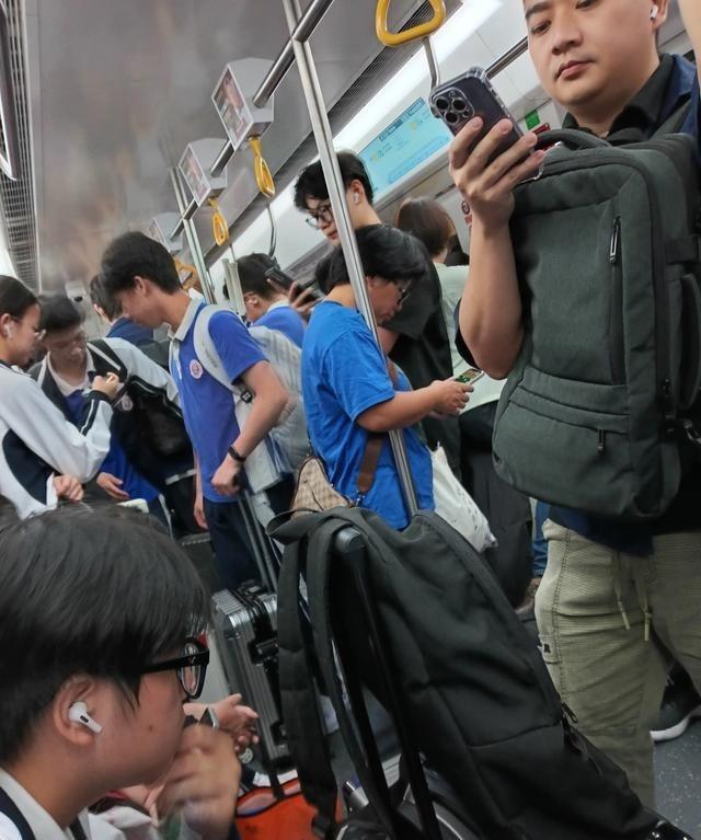 深圳为什么西强东弱？那天下午我正瘫在沙发里刷手机，手腕酸得不行，突然蹦出来一条