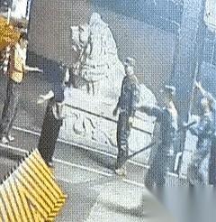 画面里，那个女的伸手一推，直接顶在执勤武警的胸口。她可能以为，这跟平时在地铁里