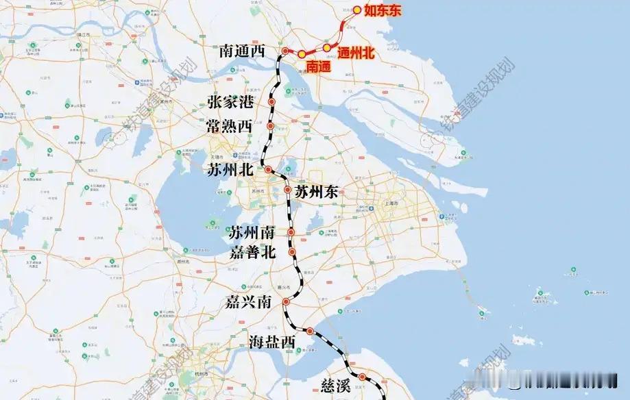 通苏嘉甬高铁是南通绕过上海直接南下浙江的客运专线，时速达350公里。这个工程在紧