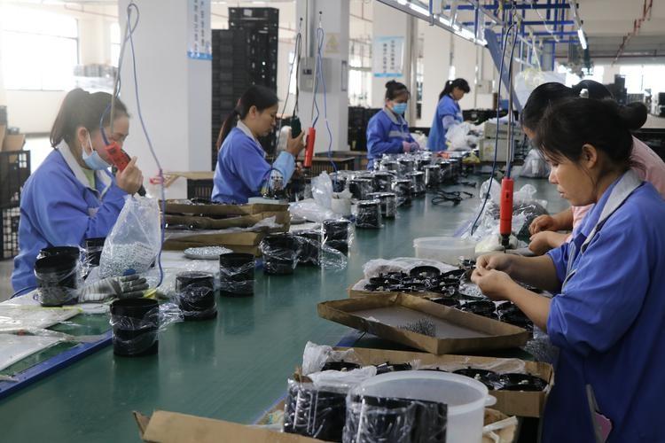 中国有可能同时成为最大生产国和最大消费国吗？咱们老百姓平时看电视、刷手机，总