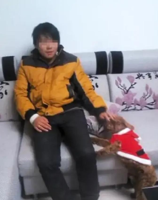 2014年，四川18岁小伙网购24支玩具枪被判无期徒刑，他在法庭上撕心裂肺对法官咆哮：“请法官用我买
