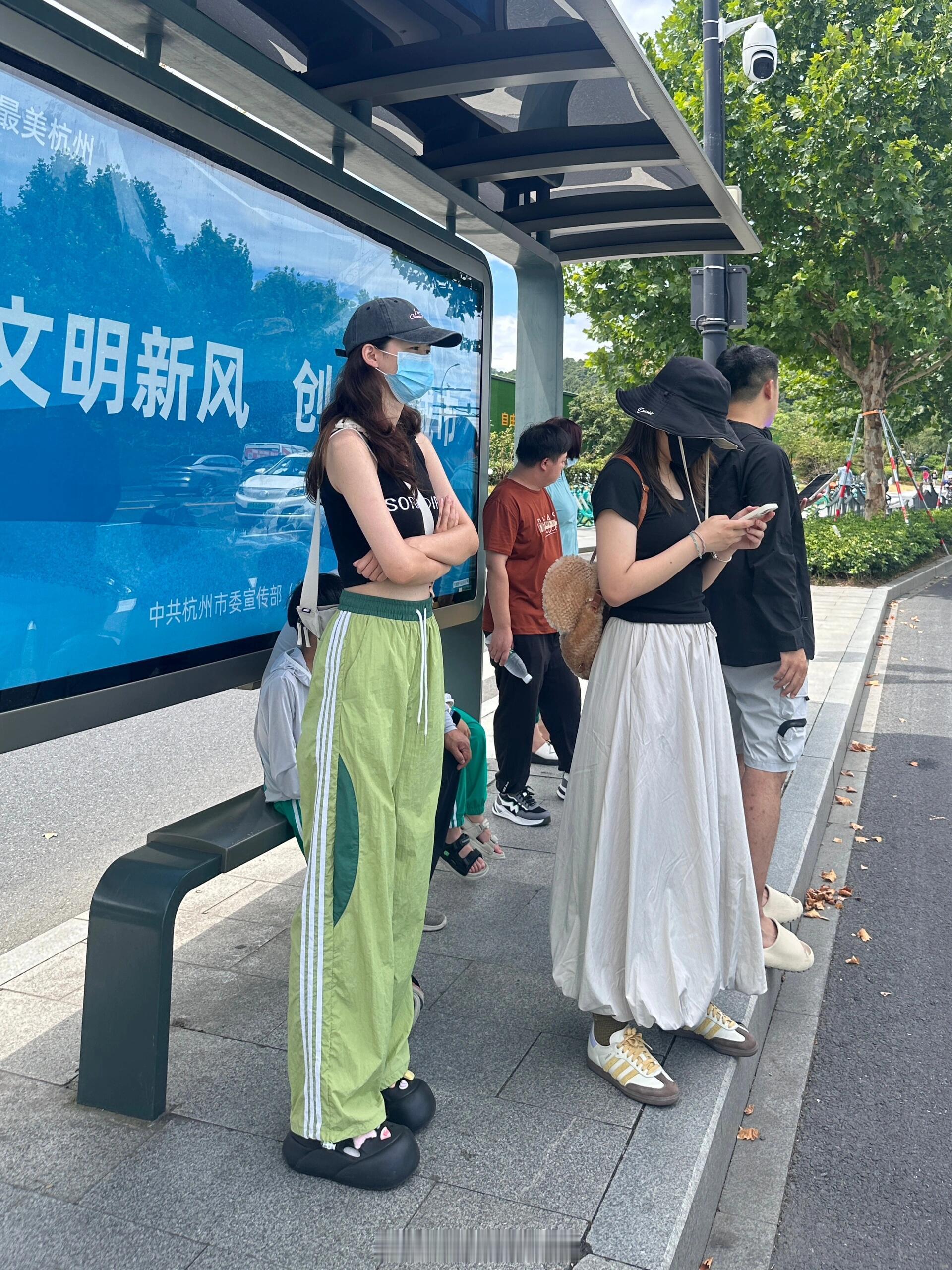 公交车站看见的，好无语啊。。。。想买衣服还没到商场呢，就看上小姐姐的裤子了，嫩绿