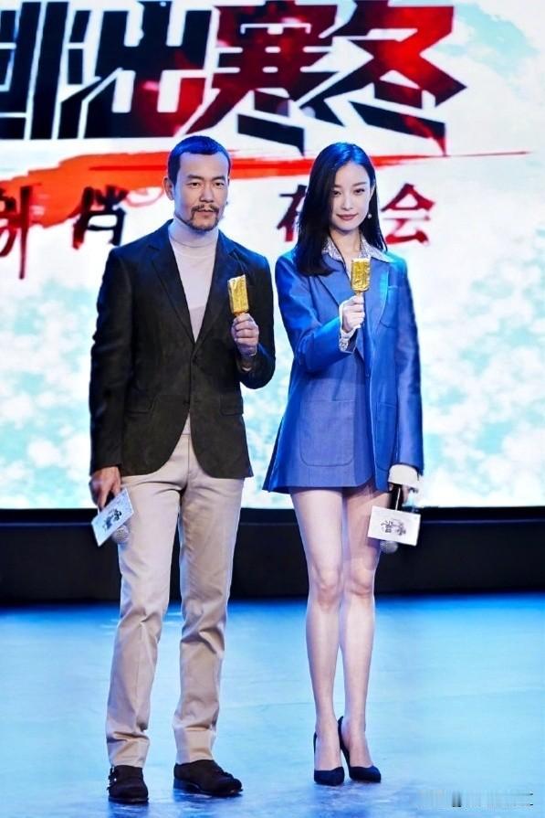 手里拿着啥？