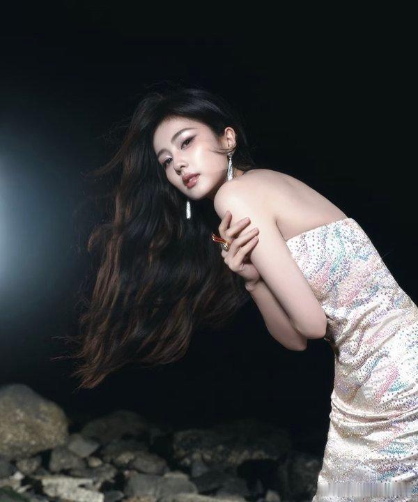 白鹿星光大赏八年前vs八年后八年前白鹿在星光大赏眼中闪着期待的光，八年后她用三部