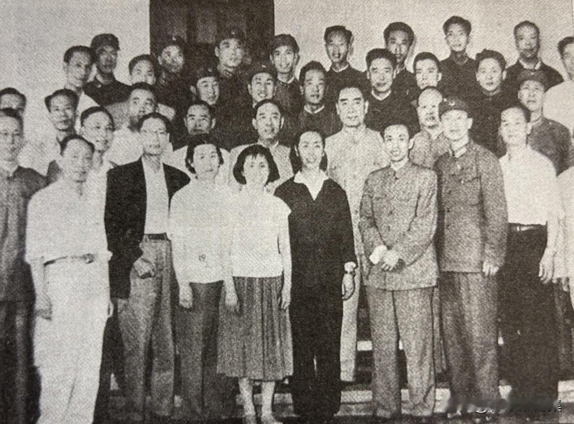 1963年5月3日，9位参加拍摄中印边界自卫反击战的摄影师，荣获文化部嘉奖，周恩