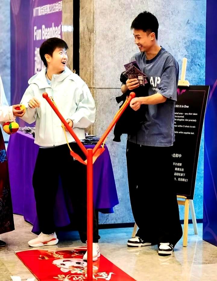 最打动人的，不是冠军，是那种没演过的笑。镜头里，两个人一对视，先憋，再破功。