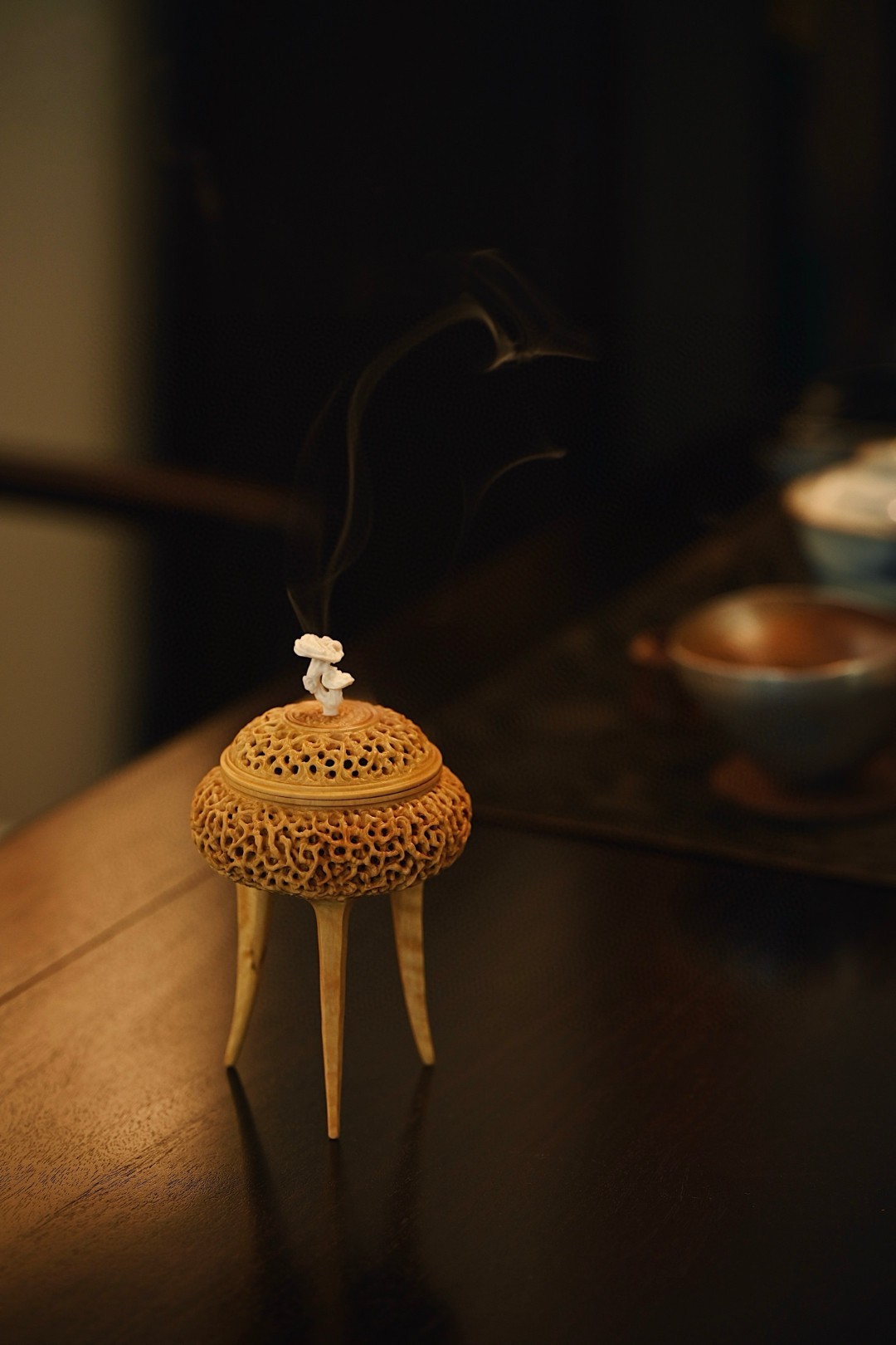 黄杨木×鹿角|盘根三足香炉色泽古雅，雕刻云烟古树之形，风度超然古雅，焚香云