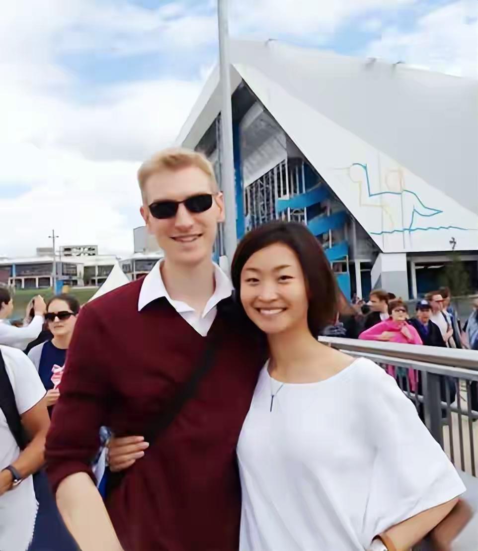 敬一丹的女儿王尔晴以后大概率不会要小孩了！她和洋老公结婚多年，一直没有孩子，说