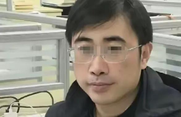 41岁，高三历史老师，教龄20年，不抽烟不喝酒，晚上十一点多就睡，这样一个“别人