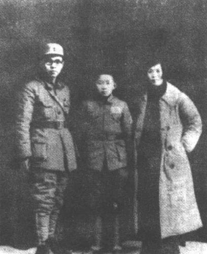 贺子珍在西安与战友留影