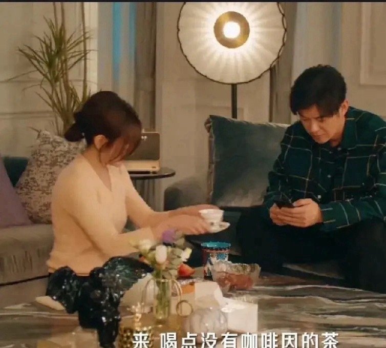 陈妍希新剧给老公剥石榴被嫌弃了她见老公在玩手机怕老公吃石榴不方便，就剥了一碗没想
