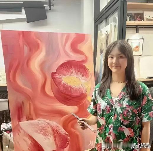 一边是冯小刚女儿精心创作的画作，一边是李湘女儿认真绘制的作品，大家觉得两位小画家