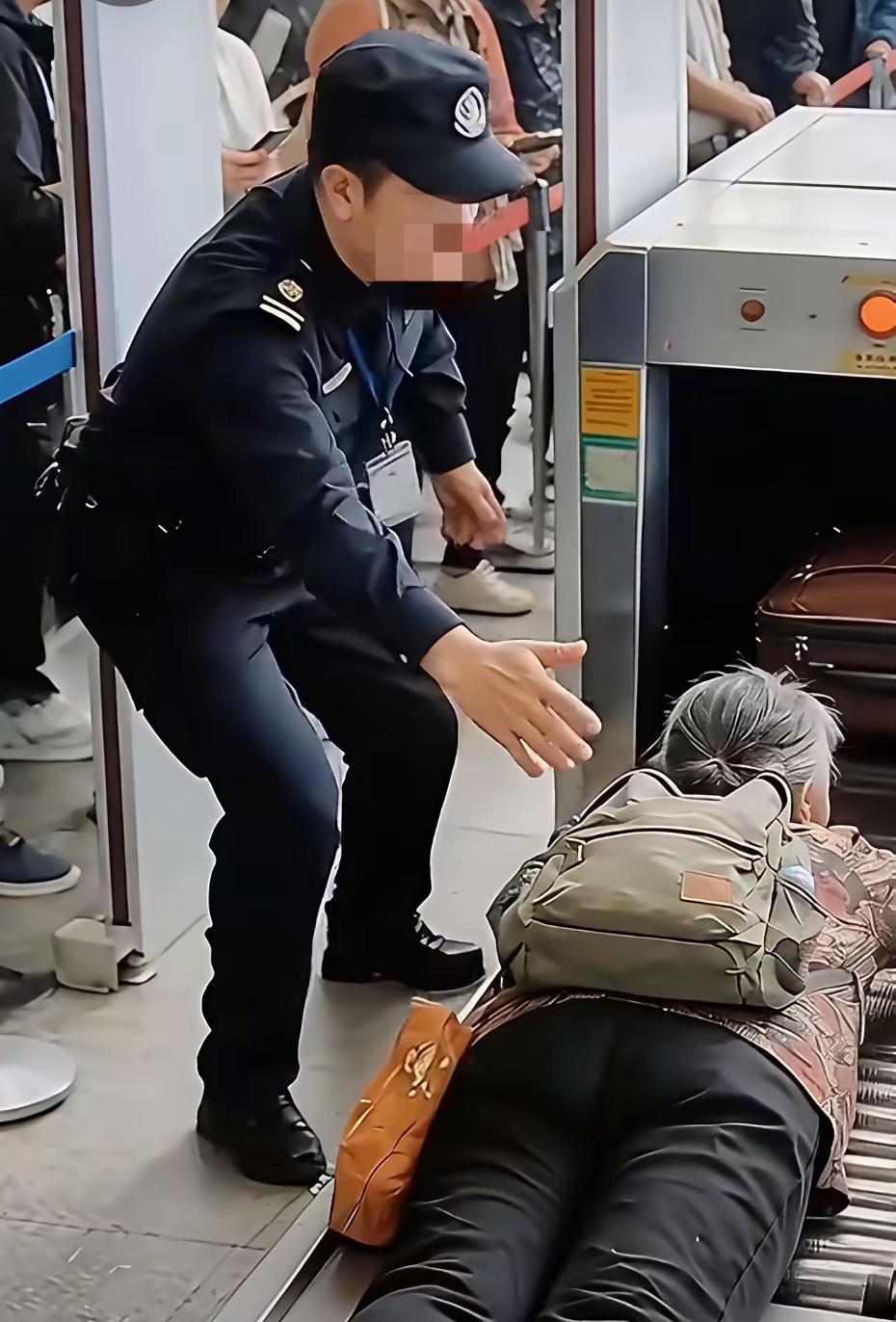 大妈第一次坐飞机，身上的背包需要过安检，大妈觉得太麻烦了，直接爬上去想连人带物一