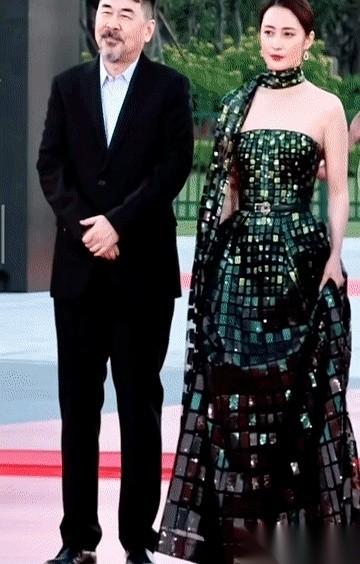 红毯上最遥远的距离，是陈建斌伸出的手，和蒋勤勤压根没给他的那个眼神。那一刻，他