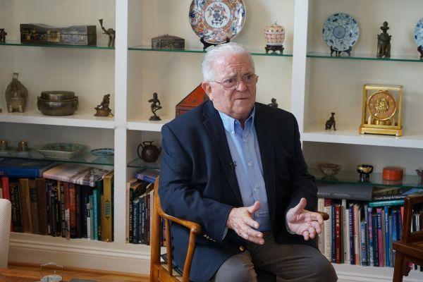 美国资深外交官；傅立民美国正在将未来拱手让给中国根据美国