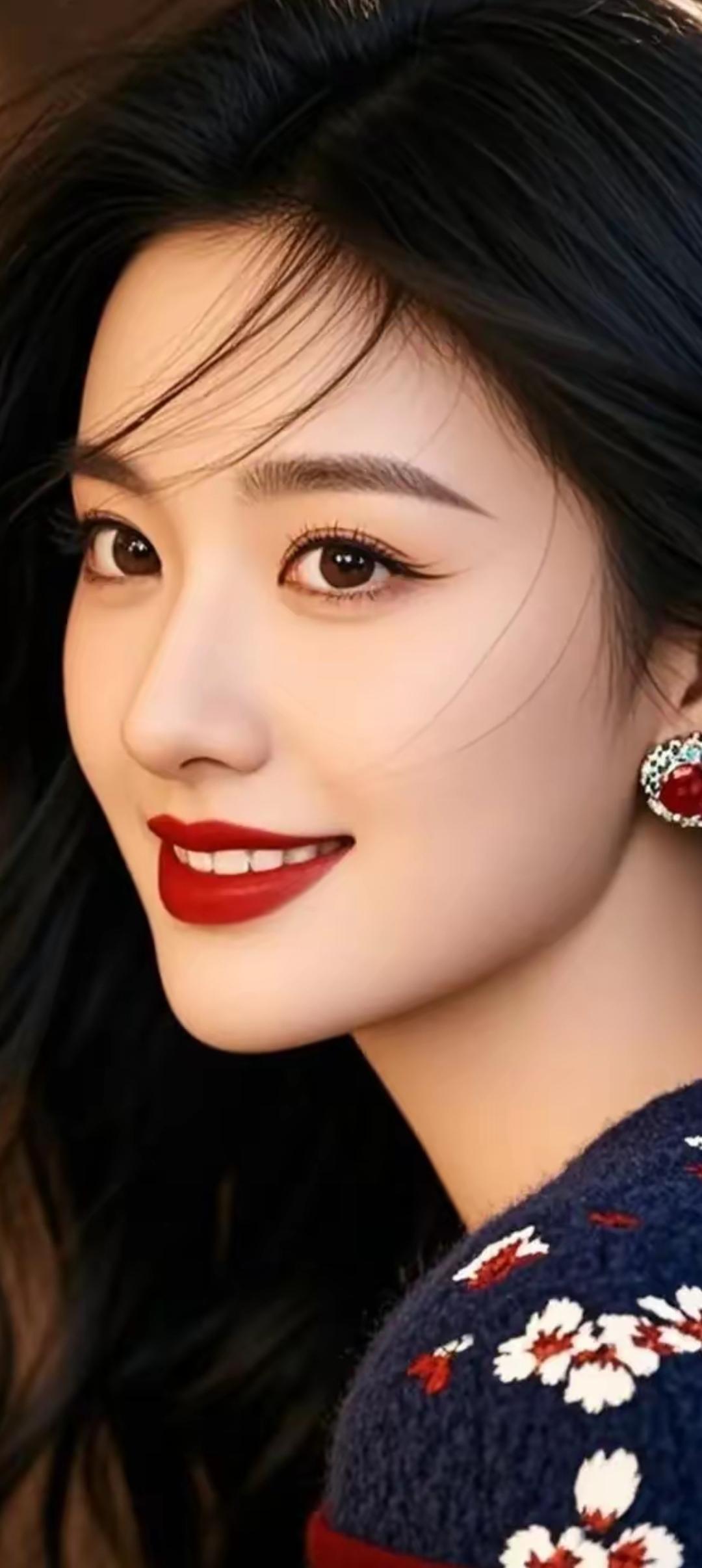 甜美笑容，红唇轻启，花海中的优雅女神🌸💋