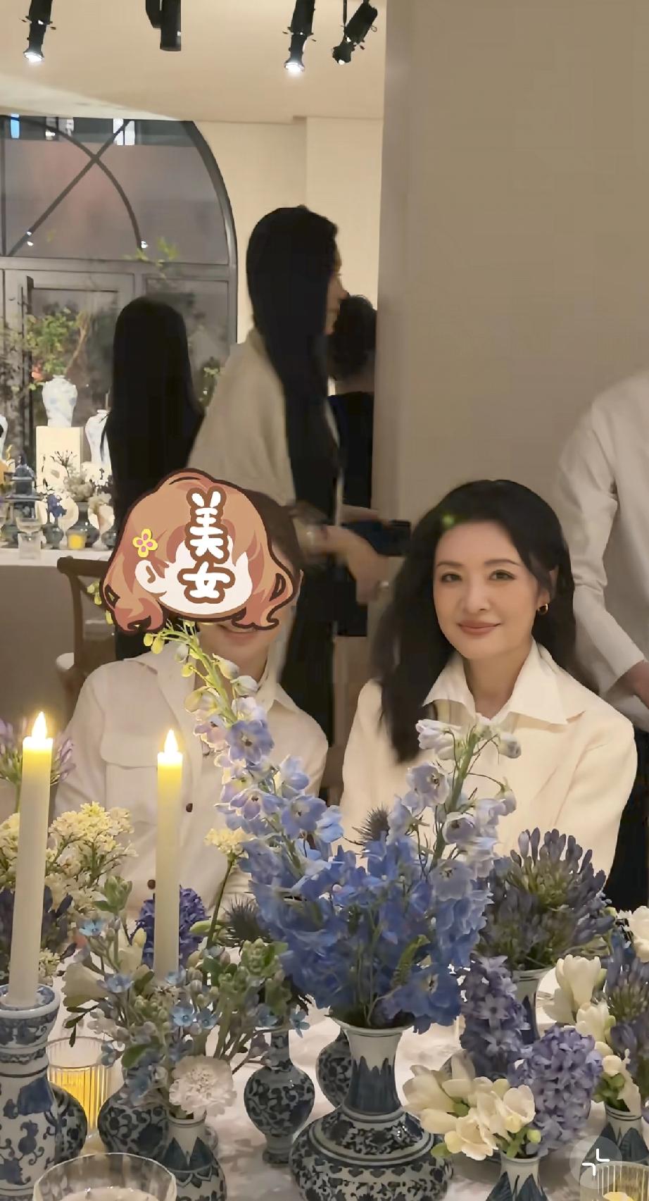 4月17日，周涛苏州参加时尚晚宴，一身打扮太显年轻了，仿佛回到了30年前她刚主持