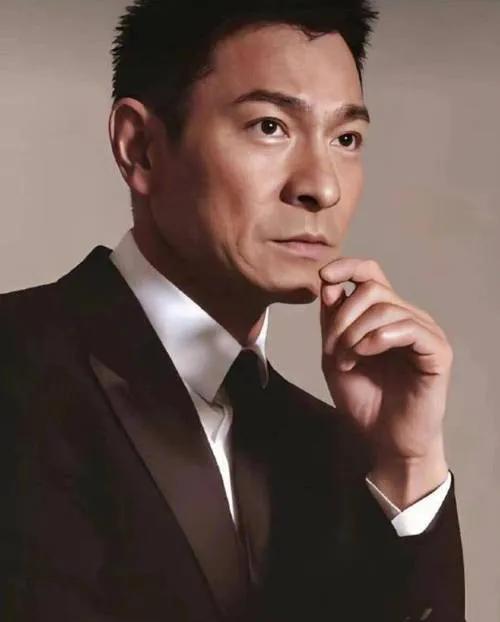 刘德华女儿“炫父”风波：星二代光环下的信任悖论2025年港岛某国际学校课间，刘