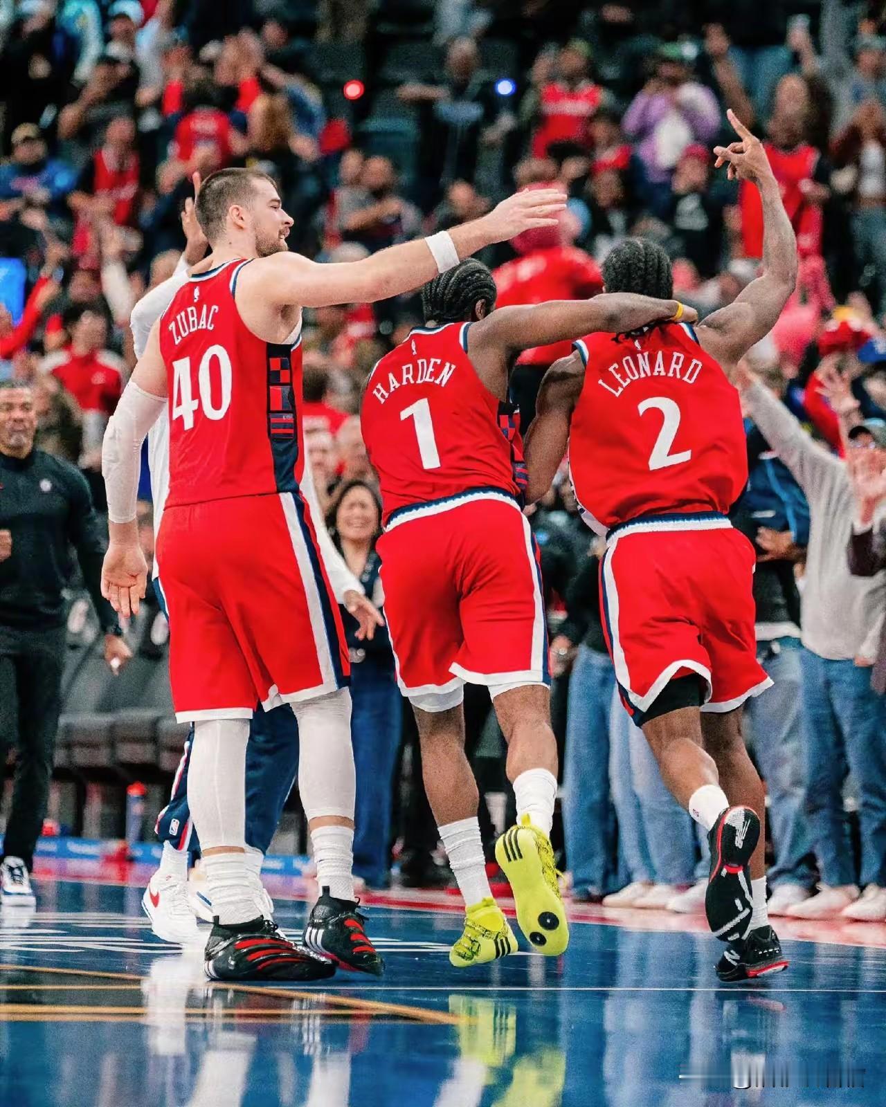 快船这场球输得那叫一个憋屈，简直窝囊透顶了。我本以为，裁掉保罗后，上一场大胜老