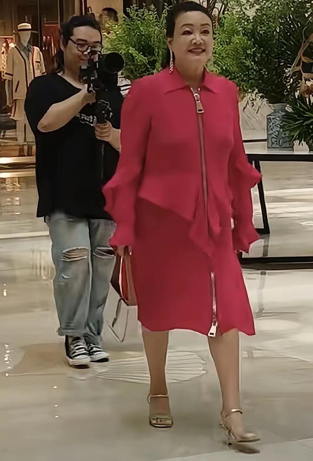 张兰开心地跟大家分享，儿媳妇马筱梅已经住进医院，马上就要生宝宝啦，她自己也激动得