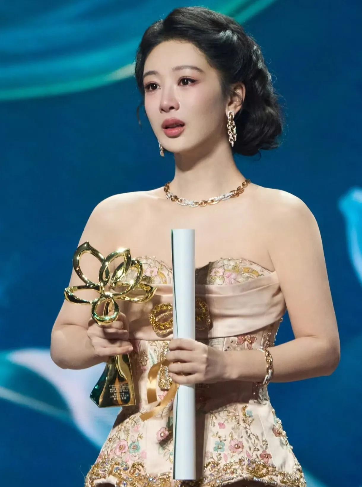 事实证明，多读书还是有用的。你就说女演员杨紫的获奖感言吧。她获得白玉兰奖，将近4
