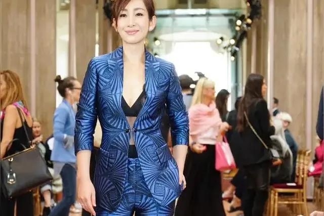 秦海璐“红毯暴走夜市”鲨穿热搜！46岁影后穿百万高定蹲塑料凳，徒手掰蛤蜊嘬汤汁，
