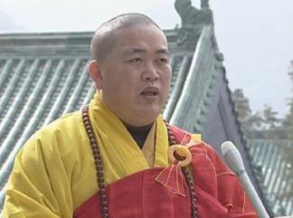 年轻时候的释永信也曾经是个眉清目秀的小伙子，推着自己的师傅，一副孝顺模样。以前