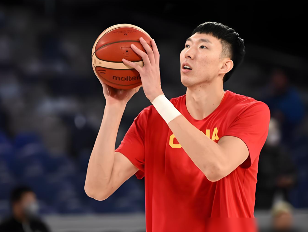 杨毅这话捅了马蜂窝。CBA场均上双的狠人，到了国际赛场，锋线三分球合计9投0中。联赛里大杀四方，一到