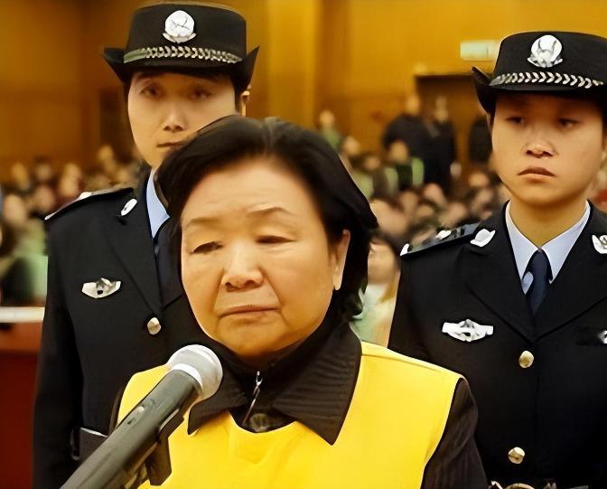 2008年，毒害30万婴儿的“三鹿奶粉”董事长田文华被判无期徒刑，然而如