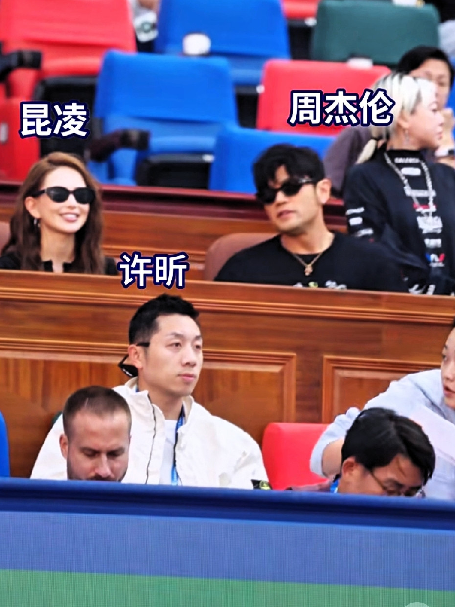 周杰伦和昆凌现身上海，观看网球比赛，这一场是张之臻比赛，他人气很高啊！不仅周杰伦夫妇，还有许昕也去了