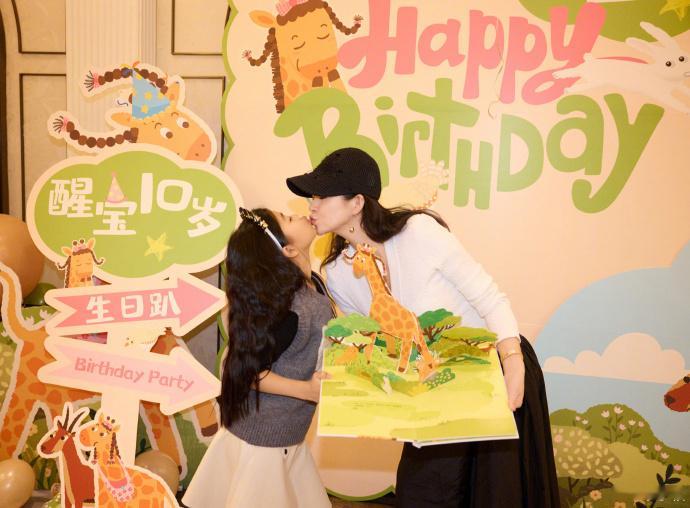 章子怡女儿醒醒写书的消息曝光，小小年纪展露创作天赋，文字成为她传递想法的有趣载体