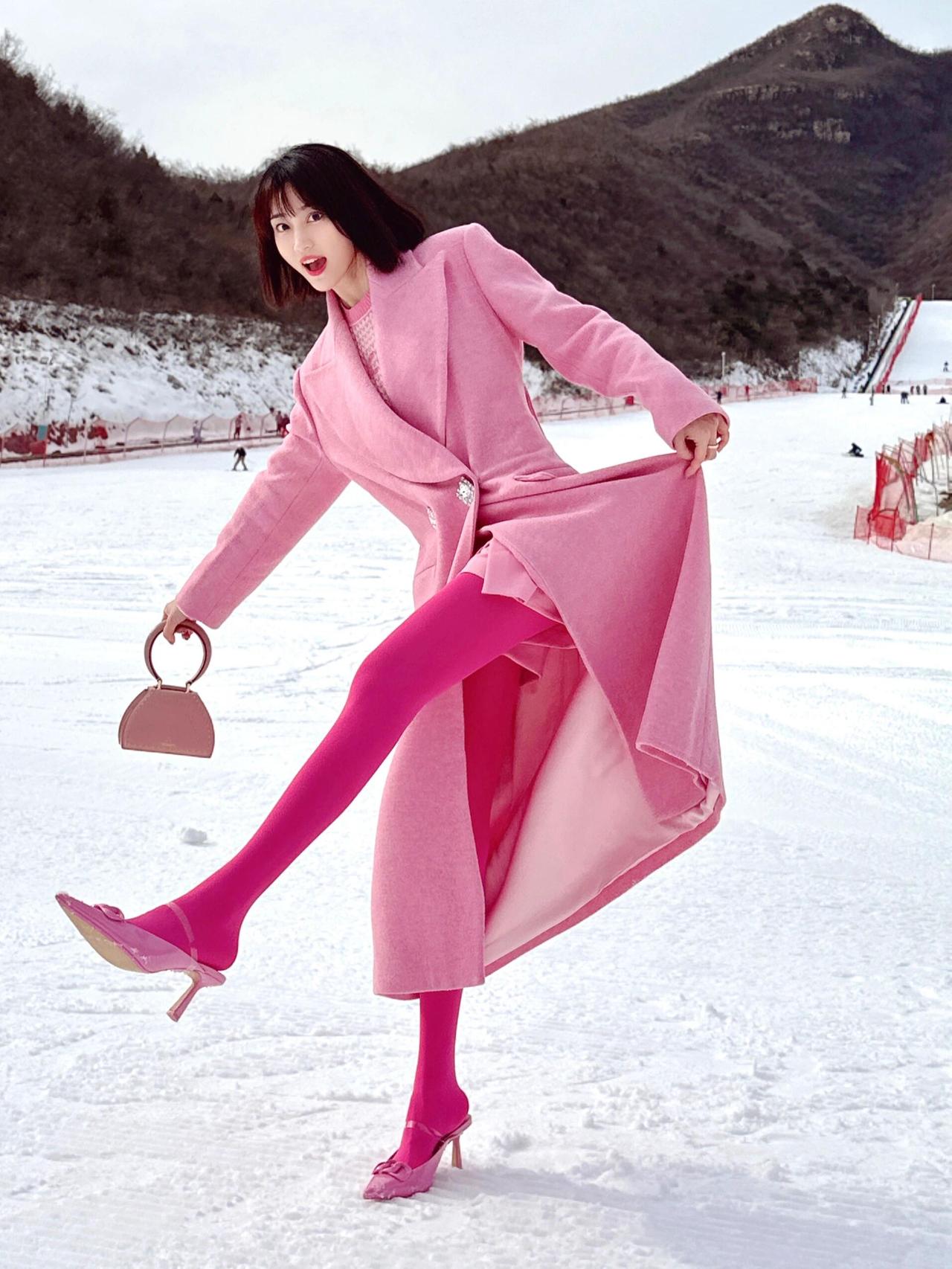 雪地里的粉红色丝袜高跟也太亮眼了，绝了！酒红色连裤袜红色丝袜红色袜