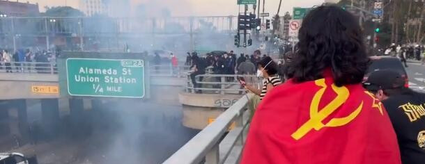 加州移民怒了，美军要来洛杉矶街头，突然飘起苏联国旗！这简
