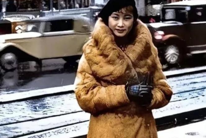 1975年，67岁的胡蝶带着两只樟木箱，踏上了前往温哥华的旅程。她，曾是上海滩的