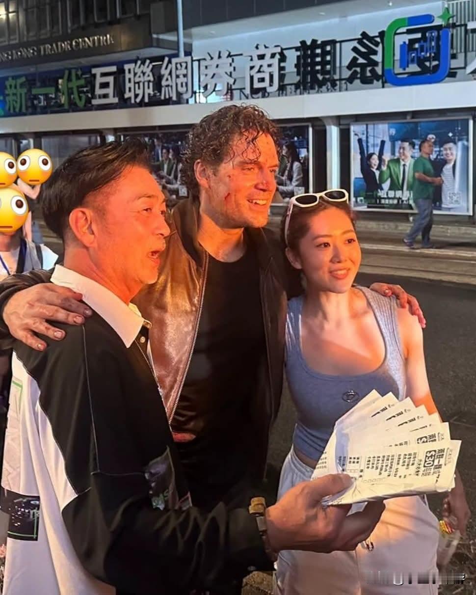 “超人”亨利·卡维尔现身香港中环拍戏，林迪安之女林沚羿变身小粉丝曾出演《超