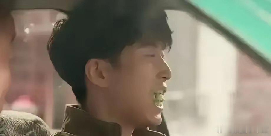 张艺谋都看愣了，窦骁拿起一条苦瓜，咔嚓就往嘴里塞，连导演喊卡都没听见。剧本里明