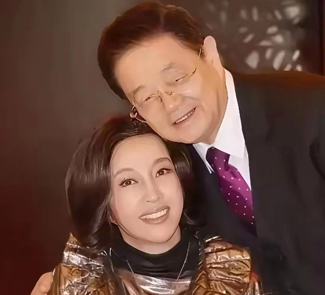 刘晓庆和丈夫王晓玉的一张留影，王晓玉俯身靠在刘晓庆的肩头，他比刘晓庆年长，一直十分欣赏刘晓庆，王晓玉