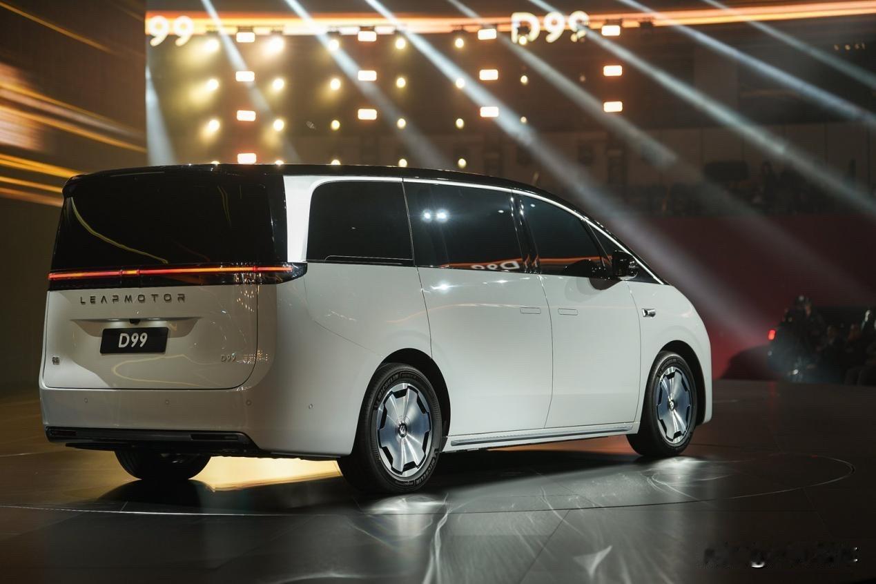 零跑D99首发亮相，比埃尔法更豪华更科技？要说现在特别值得大家关注的新车，