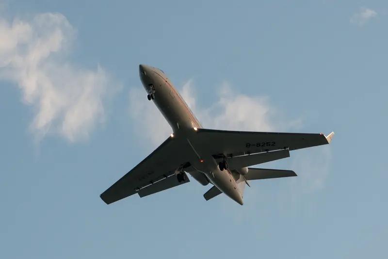 美军一架空中加油机在伊拉克坠毁，机上人员全部丧生。伊朗宣称其被导弹击中，美军回应