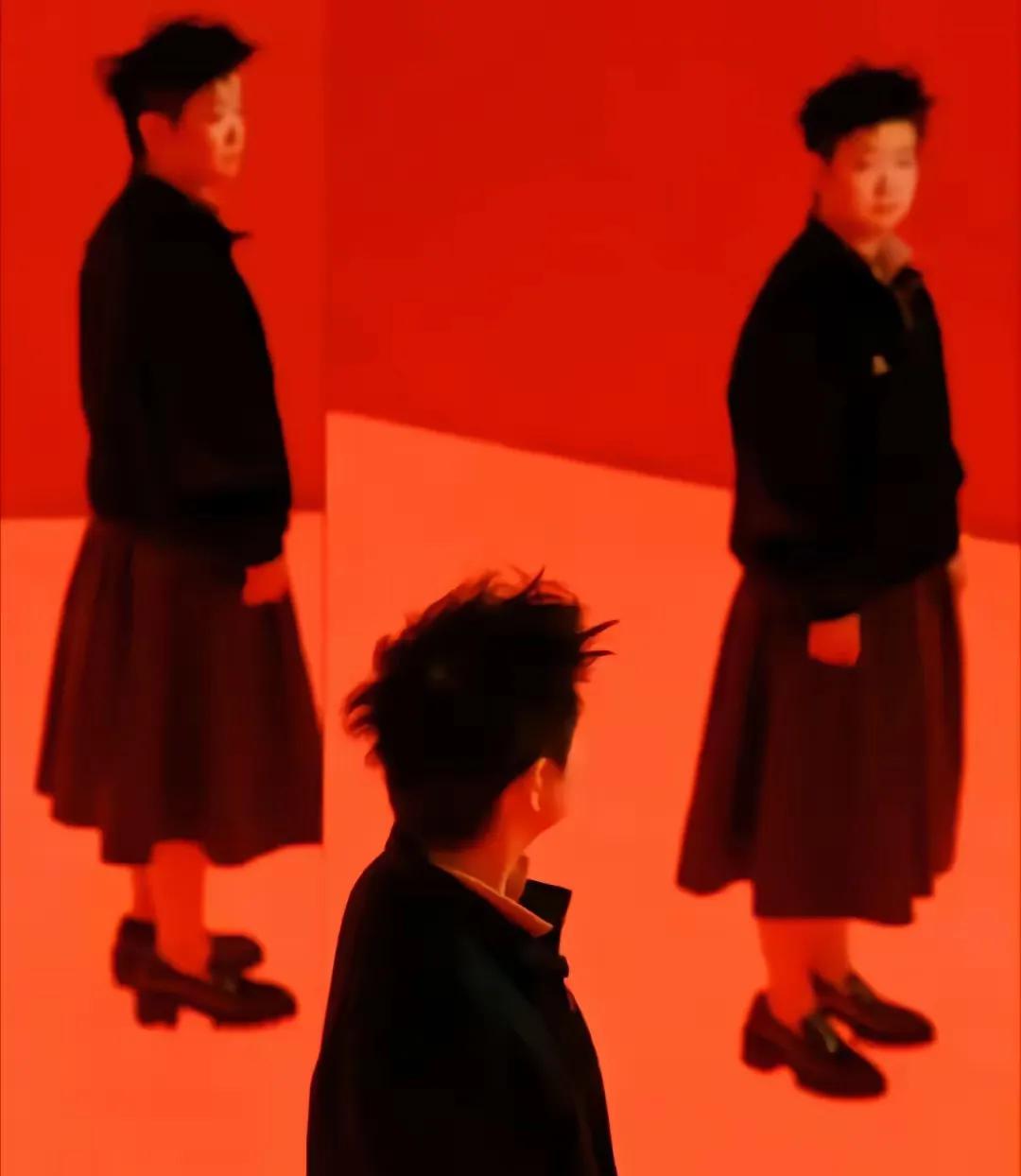 孙颖莎那组时尚大片我看了！这两套衣服是真显成熟，跟她平时在赛场上穿运动服的样子
