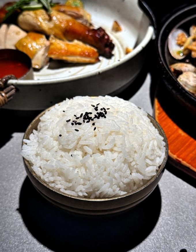 陕西渭南，7名游客爬完华山到一家餐馆吃饭，几人饿坏了，点了三盆米饭和一些菜，总消