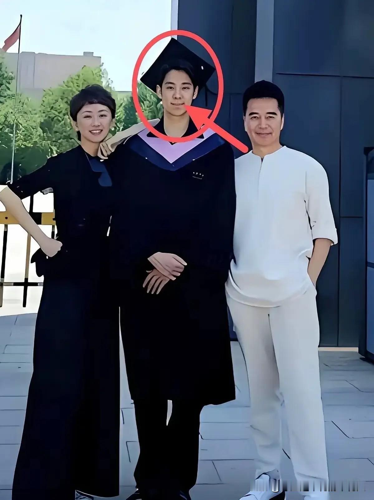 你们发现没？张澍每次和许何拍照，手总搭在许何肩膀上。明明许何比她高出一大截，