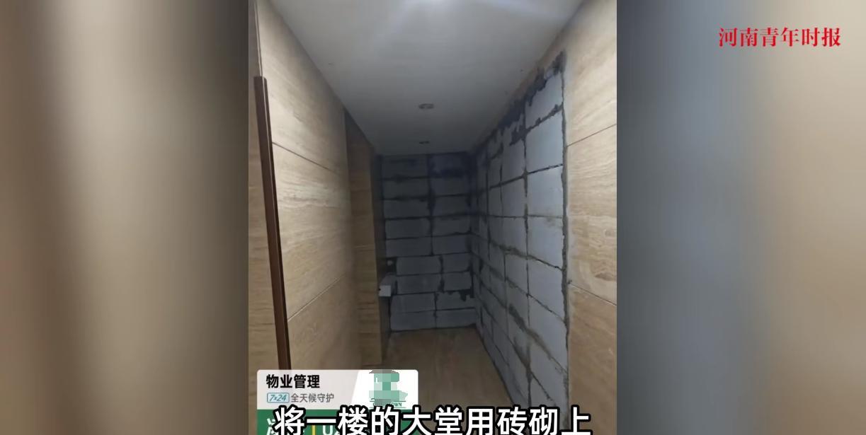 “太抽象了！”天津，一小区的一楼业主趁着晚上没人，竟把一楼大堂的200多平面积，