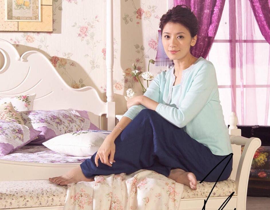 贾静雯为波妞庆祝9岁生日贾静雯贾静雯玉足