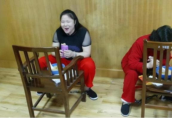 2003年武汉刑场，死刑犯何秀玲身着褪色红裤昂首前行，在灰暗场地格外扎眼。她曾为