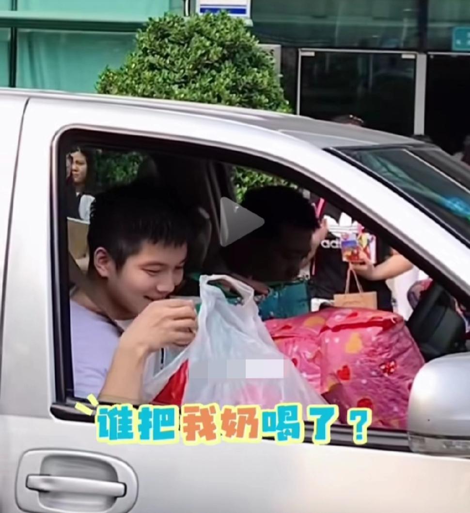 樊振东这笑容太暖太治愈了！球迷递给樊振东一大包超好吃的零食，樊振东很开心，他笑