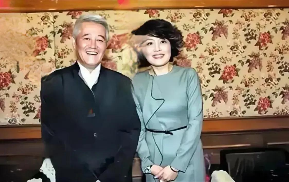 赵本山不上春晚，恰逢哈文担任春晚总导演，人们就说，哈文不让老赵上春晚。我觉得，谁