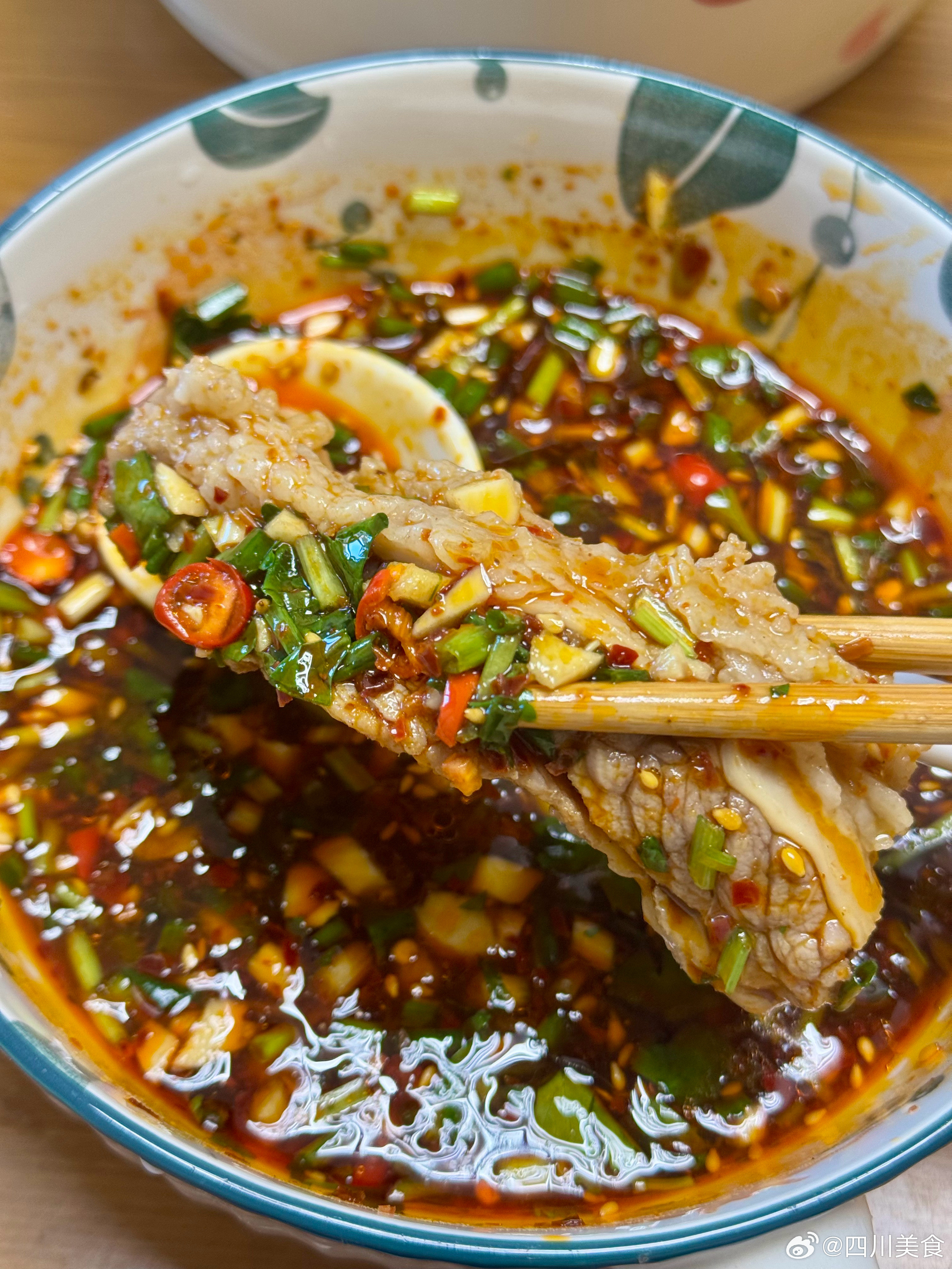 周末在家炖了牛肋条，香晕啦～牛肉香很浓，配上蘸料清淡但不寡淡。好吃爱吃下次还做。