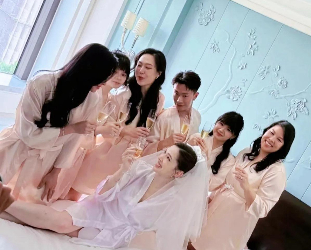 许玮甯高中同学晒出婚礼照片，她简直白到发光，而且她当了大明星，没有和同学断了联系